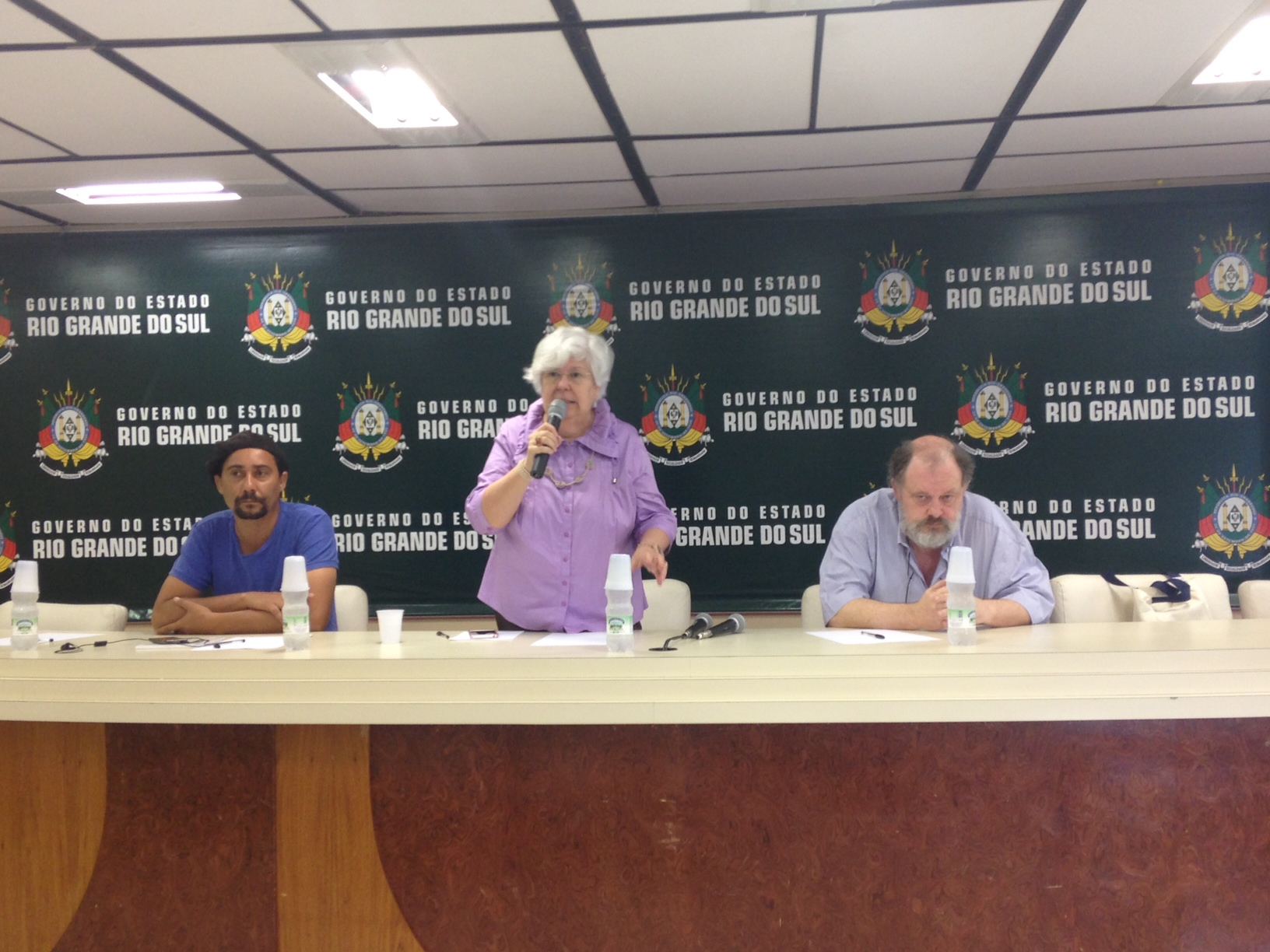 Rafaeli Marques, Célia Chaves e Claudio Augustin na mesa de abertura da plenária
