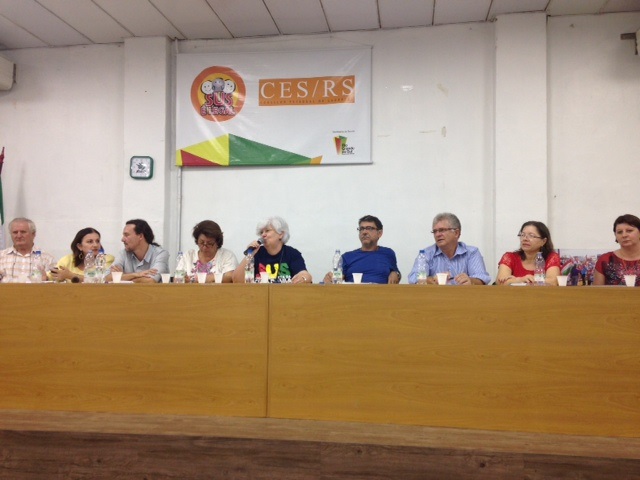 Lotário Schlindwein, Coordenador de plenárias do Rio Grande do Sul; Teresinha Valduga, diretora da Escola de Saúde Pública do RS; Osvaldo Bonetti, representante do Ministério da Saúde; Cleide Oliveira, representante do Conselho Estadual de Saúde do Paraná; Célia Chaves, presidente do Conselho Estadual de Saúde; Carlos Duarte, representante do Conselho Nacional de Saúde; Henrique Deckmann, gerente regional de Saúde de Santa Catarina; Clarinda da Luz, coordenadora de plenárias de Santa Catarina; e Juliana Wingert, diretora da Fetag