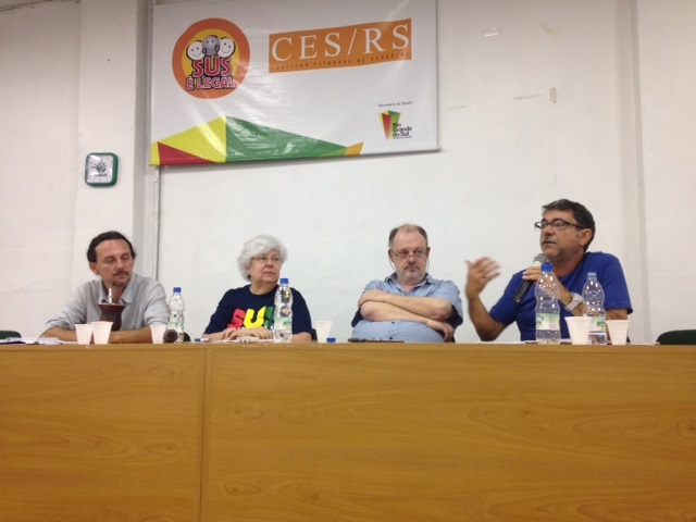 Presidente e vice-presidente do Conselho Estadual de Saúde (CES-RS), Célia Chaves e Claudio Augustin (C), pelo representante do Conselho Nacional de Saúde (CNS), Carlos Duarte (D), e pelo representante do Ministério da Saúde, Osvaldo Bonetti (E)