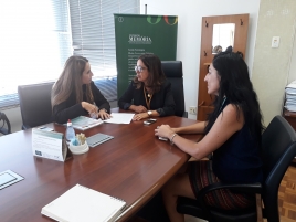 Procuradora adjunta Ana Cristina recebe material sobre 1ª CESMu - Foto: Divulgação CES/RS